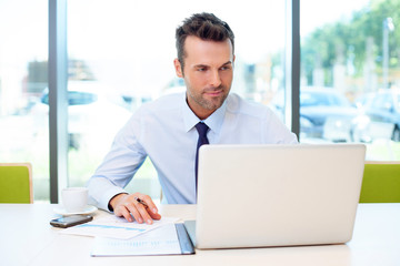 Canvas Print - Man working at the office