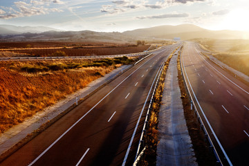 Atardecer y carretera, autopistas y autovias.Transporte