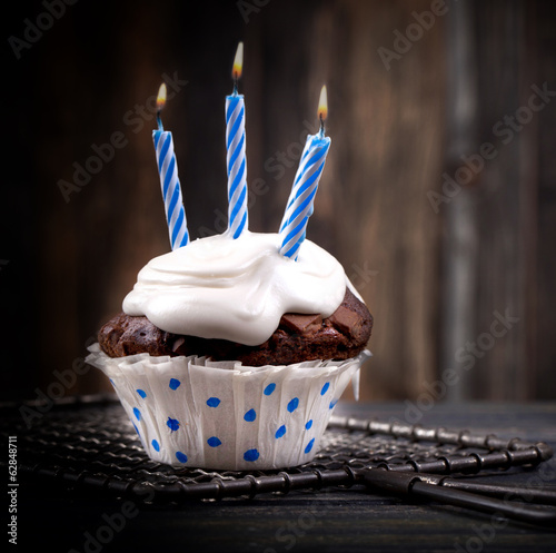 Muffin mit blauen Kerzen – kaufen Sie dieses Foto und finden Sie ...