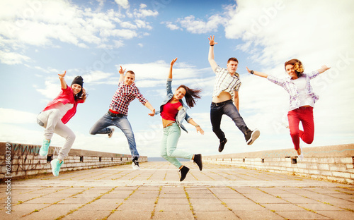 Naklejka - mata magnetyczna na lodówkę group of teenagers jumping