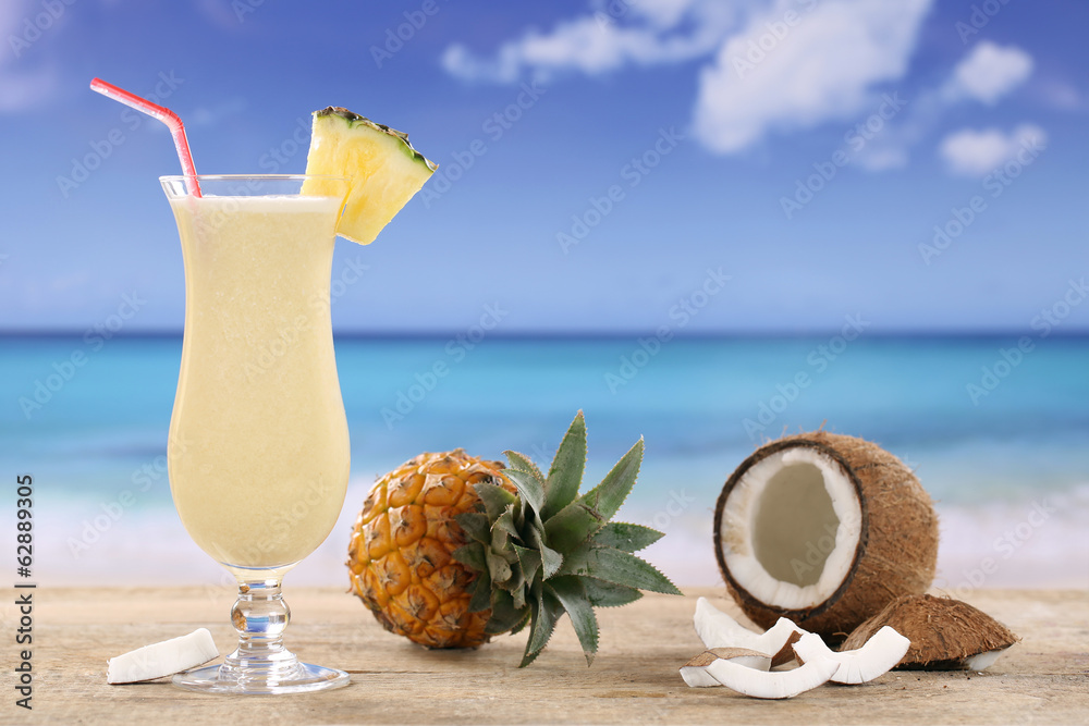 Photo & Art Print Pina Colada Cocktail am Strand im Urlaub ...