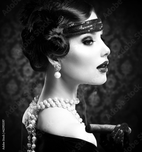 retro-b-amp-w-portrait-vintage-w-stylu-dziewczyna-z-cygarem