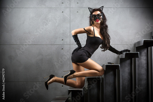 Fotografía sexy woman in catwoman suit lying on stairs