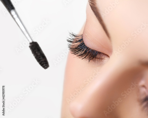 Cuadros en Lienzo Woman eye with beautiful makeup and long eyelashes. Mascara