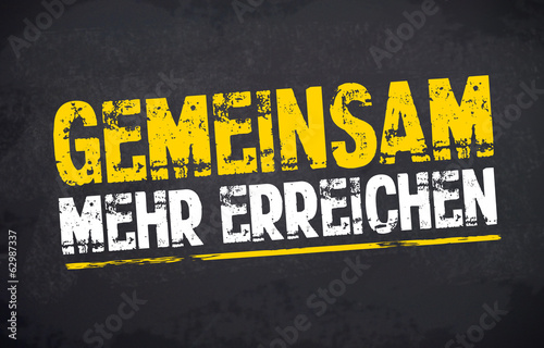 Foto Kreidetafel mit Stempel und Gemeinsam mehr erreichen