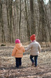 dzieci spacerujące w lesie, przedwiośnie