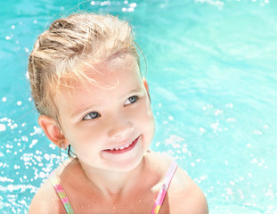 Wall Mural - Pretty little girl in swimming pool