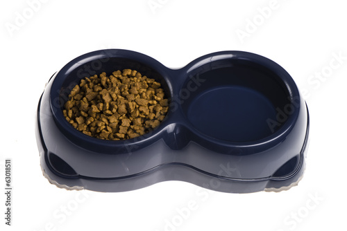 Trockenfutter und Wasser für Katzen Stock-Foto - 500 F 63018511 F1ftaU22htjyDSDMA3wwTqZXIJy3AFQg