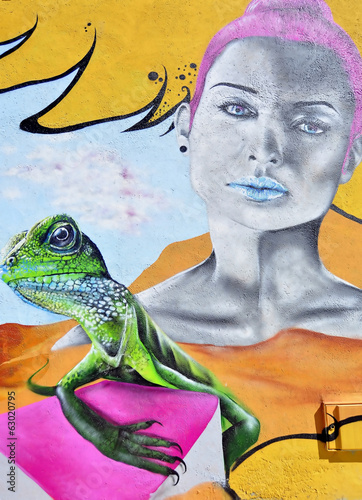 Naklejka ścienna Pintura mural : rostro de mujer y lagarto