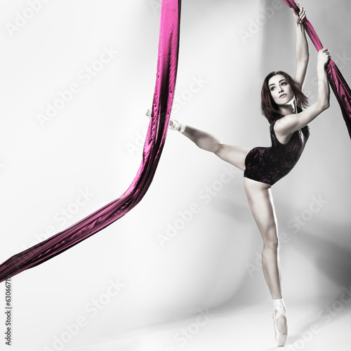 Fototapeta na wymiar Beautiful ballet-dancer, modern style dancer posing 