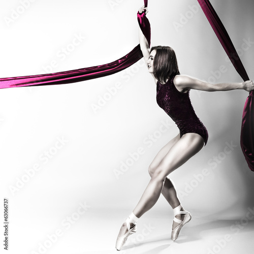 Fototapeta na wymiar Beautiful ballet-dancer, modern style dancer posing 