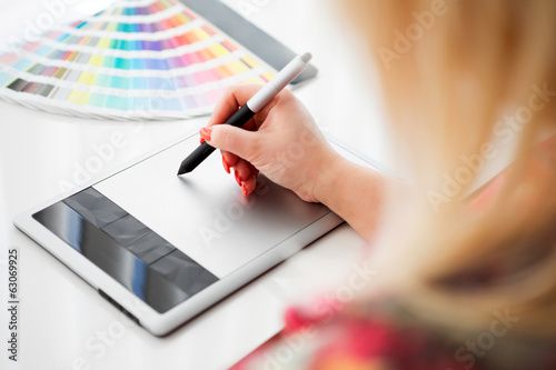 Fotografie, Obraz Grafický designér pracuje na digitální tablet a pantone pa