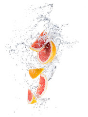 Poster - Pieces of grapefruit in water splash