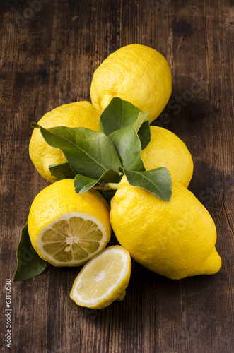 Fototapeta na wymiar limoni di sicilia bio