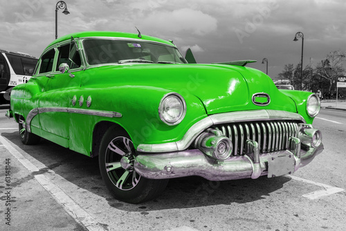stary-amerykanski-zielony-samochod-w-kolorze-zielonym-neonowym