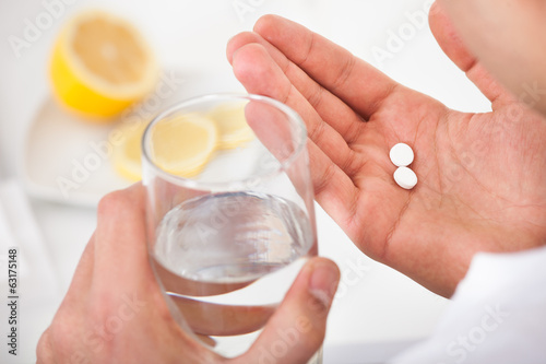 Fotografia Sick Man Taking Tablets With Glass Of Water