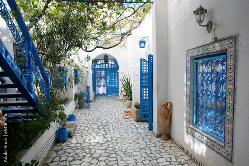 Naklejka dekoracyjna Courtyard in Sidi Bou Said