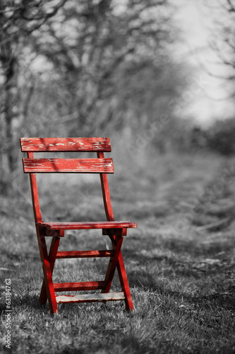 czerwone-krzeslo-na-tle-czerni-i-bieli