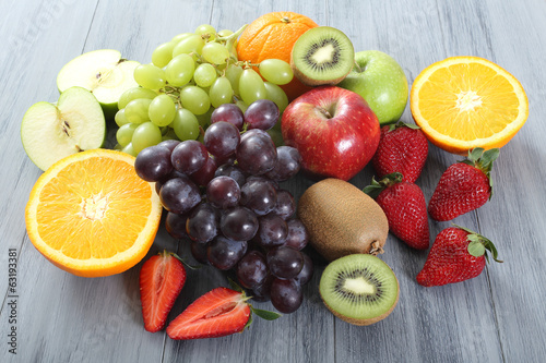 Fototapeta na wymiar frutta su tavolo grigio