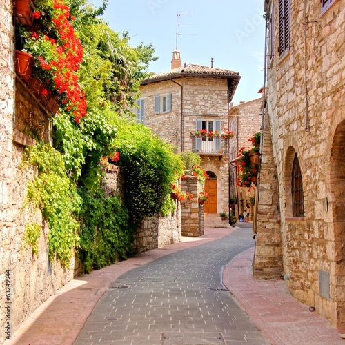 Nowoczesny obraz na płótnie Flower lined street in the town of Assisi, Italy