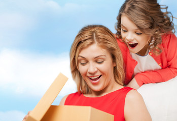 Canvas Print - smiling mother and daughter with gift box