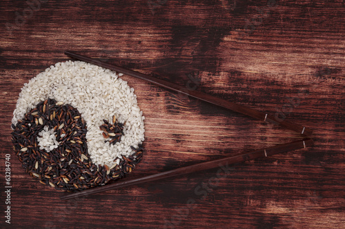 Fotografie, Obraz Black and white rice forming a yin yang symbol.
