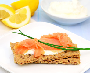 Wall Mural - Knäckebrot mit Lachs