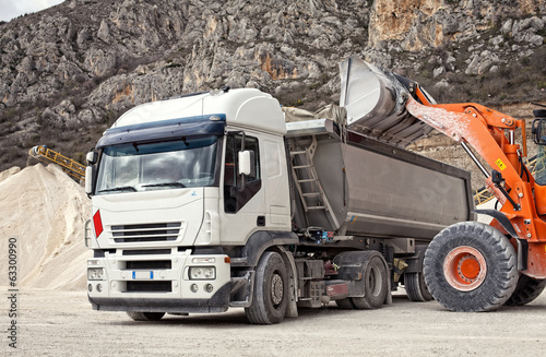 Fotografia  camion trasporto inerti