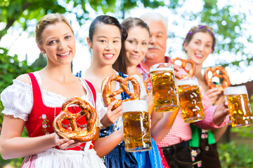 Wall Mural - Biergarten - Freunde trinken Bier in Bayern