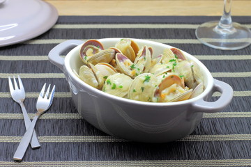 Almejas a la marinera o en salsa verde