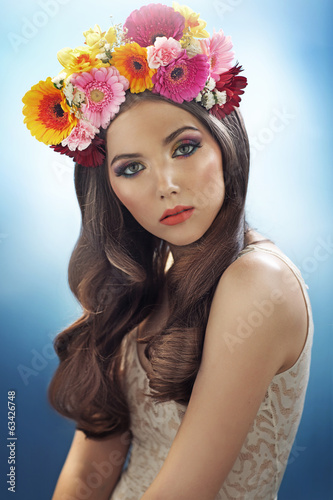 Nowoczesny obraz na płótnie Young pretty girl with the flower hat