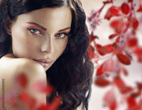 Naklejka dekoracyjna Sensual brunette lady over the petals background