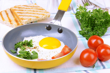 Poster - Scrambled eggs and bacon on frying pan on table close-up