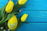 Fototapeta Storczyk - żółte tulipany z pisanką