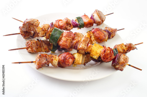 Fotografía Grilled skewers with meat and vegetables on dish