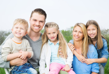 Canvas Print - attraktive europäische Familie mit 3 Kindern