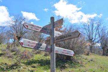 Señales de direccion en encrucijada de cruce en un camino rural