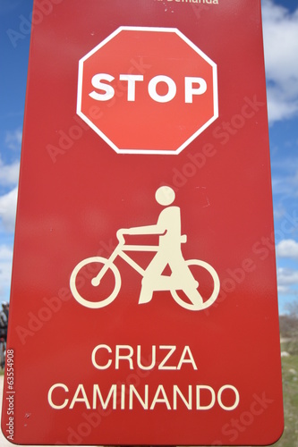 Fotografie, Obraz Señal de trafico roja de stop y advertencia para ciclistas
