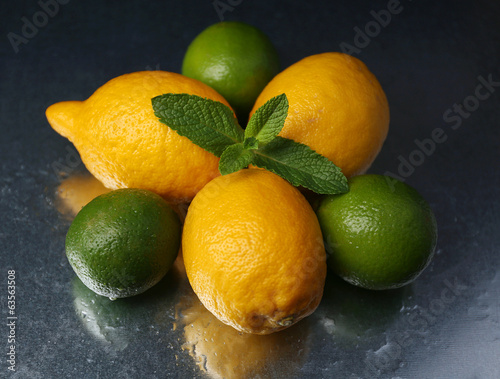 Naklejka nad blat kuchenny Lemons and limes on dark background