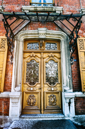 Dekoracja na wymiar  starozytne-rzezbione-drewniane-drzwi