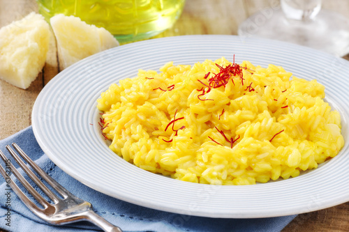 Fotomural Italian saffron risotto decorated with red saffron threads