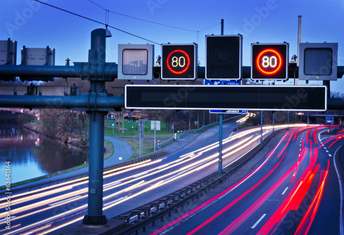 Fotografía Verkehrstelematik an Autobahn– ITS Intelligent Transport Systems