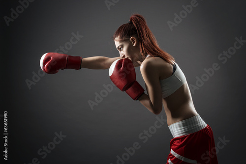 Naklejka dekoracyjna Boxing woman binds the bandage on his hand, before training