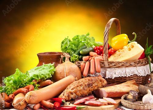 Fototapeta na szkło Różnorodność produktów z kiełbasy.