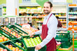 Supermarkt Angestellter füllt Regale auf
