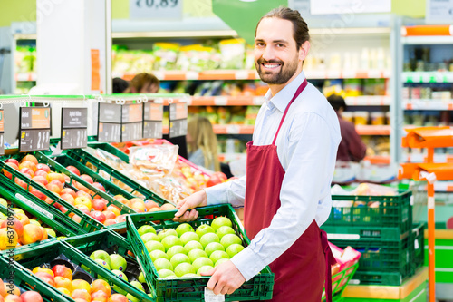 Fotografía Supermarkt Angestellter Fullt Regale auf