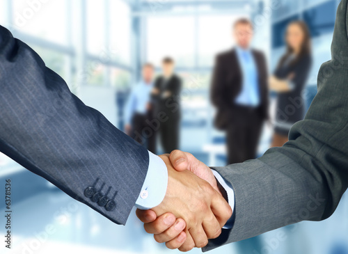 Fotografía Business associates shaking hands in office