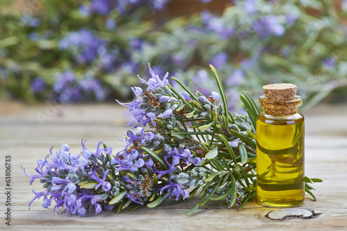 Fotografie, Obraz Aceite esencial de romero para uso cosmético y medicinal