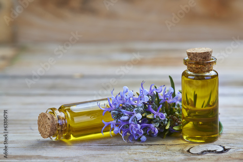 Fototapeta do kuchni Aceite esencial de romero para uso cosmético y medicinal