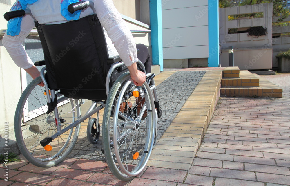 Frau im Rollstuhl auf Rollstuhlrampe - obrazy, fototapety, plakaty 